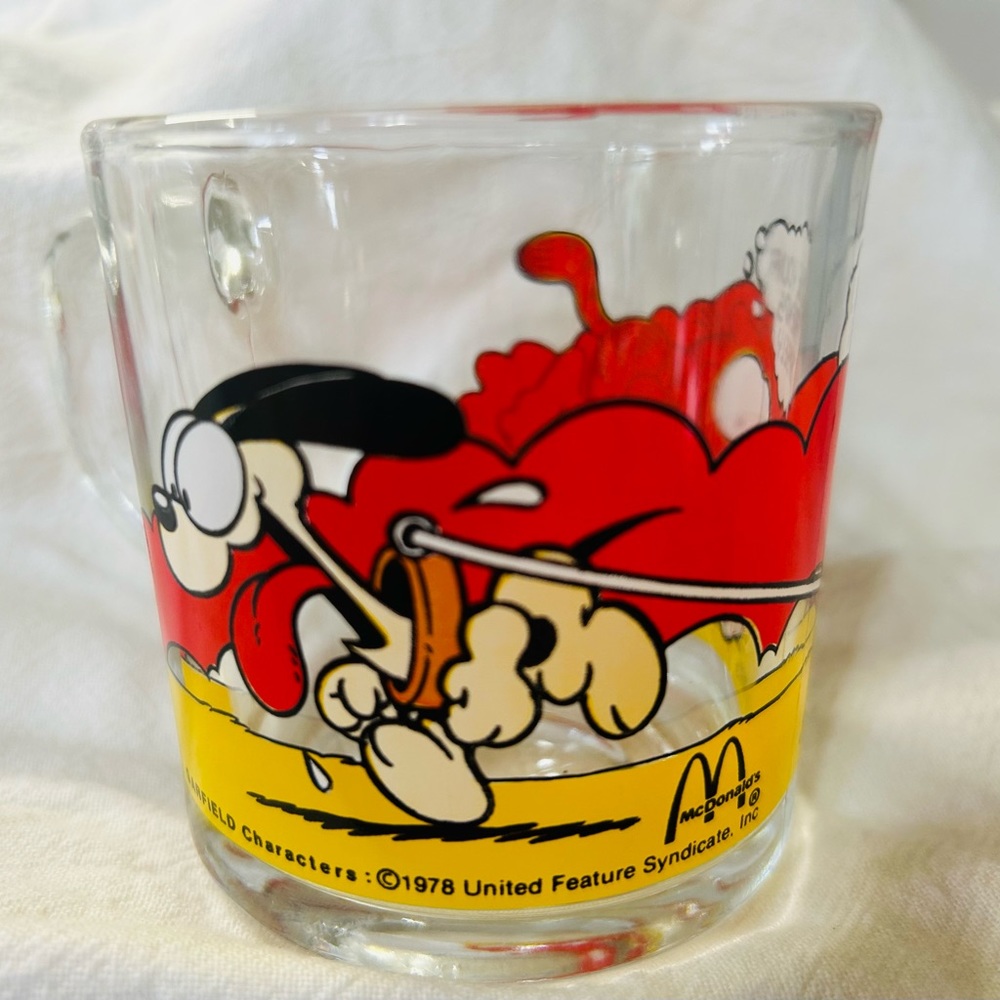 Vintage 1978 McDonald’s Garfield cup.  Mint condition, NO cracks, chips, stains.